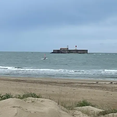 Cap Pres Port Commerces 아파트