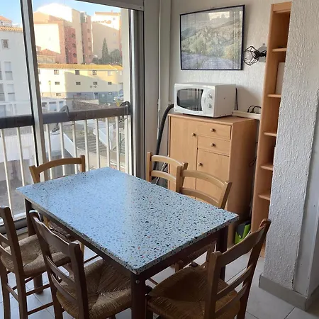 Cap Près Port Commerces Agde