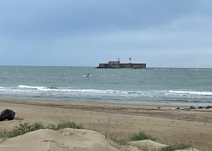 Cap Pres Port Commerces アパート