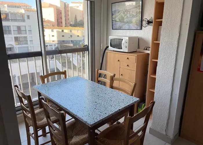 Cap Pres Port Commerces アグド